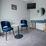 Woodenbridge Hotel 호텔