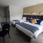 Woodenbridge Hotel 호텔