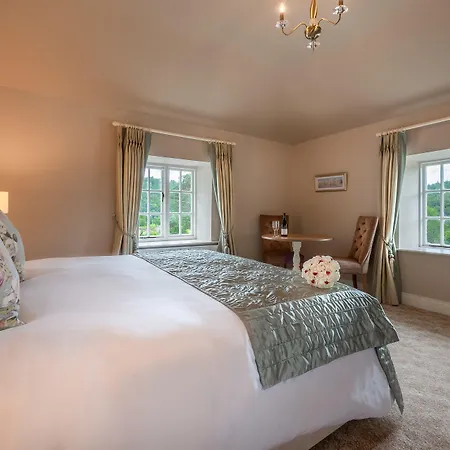 فندق Woodenbridge Hotel 3*